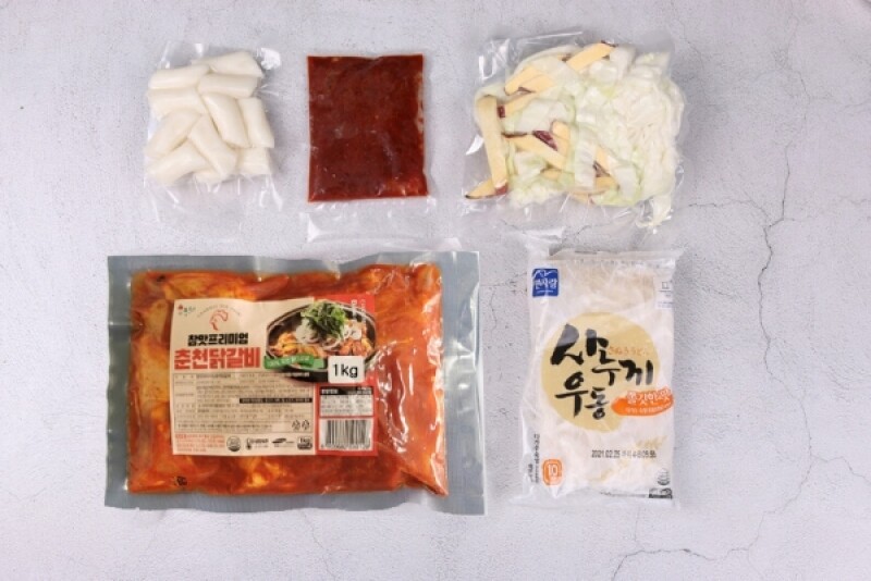 춘천몰,[참푸드]참맛프리미엄 닭갈비밀키트 양념 간장 캠핑 춘천 닭갈비1kg+야채+떡+우동+소스[초간단]